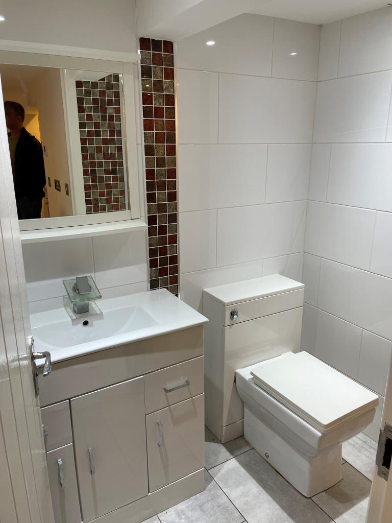 Lot: 64 - RECENTLY REFURBISHED SPLIT-LEVEL FLAT - 